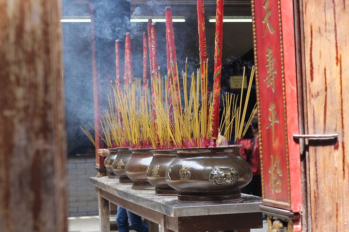 Đầu năm người Việt kéo nhau đi chùa cầu bình an. (Ảnh minh họa: kho ảnh Pixabay)